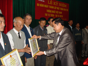 Tại lễ kỷ niệm 80 năm ngày thành lập MTDTTN, UBND huyện Mai Châu đã trao bằng chứng nhận Làng văn hóa cho 61 khu dân cư trên địa bàn huyện.