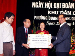 Thủ tướng Nguyễn Tấn Dũng tặng quà cho khu dân cư số 7, phường Quán Thánh