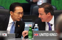 Tổng thống Hàn Quốc Lee Myung-bak và Thủ tướng Anh David Cameron (từ trái sang phải) đã cố gắng giảm bớt bất đồng trong vấn đề tỷ giá và thương mại tại phiên họp toàn thể của Hội nghị G20.