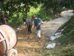 Kết hợp với sự hỗ trợ của nhà nước, nhân dân xã Yên Trị (Yên Thuỷ) đóng góp ngày công để sửa chữa, bảo dưỡng các tuyến đường giao thông nông thôn