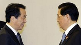 Chủ tịch Trung Quốc (phải) và Thủ tướng Nhật gặp nhau bên lề APEC.