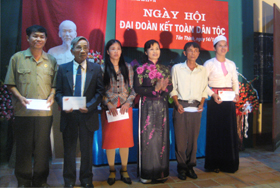 Bà Bùi Thị Thanh, Phó CT UBTWMTTQ Việt Nam trao tặng 5 suất quà của TW cho các gia đình chính sách, khó khăn