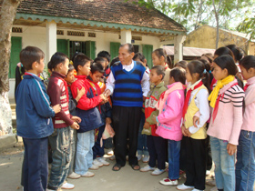 Già làng Đinh Văn Thơ dặn dò  các em học sinh trường THCS Tu Lý