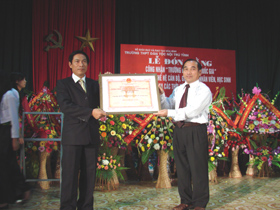 Đồng chí Quách Thế Hùng, Phó Chủ tịch UBND tỉnh trao Bằng công nhận “Trường đạt chuẩn Quốc gia” cho trường  PTDTNT tỉnh.