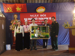 Đồng chí Bùi Đình Phái, UVTV Tỉnh uỷ, Chỉ huy trưởng BCHQS tỉnh tặng bức tranh Chủ tịch Hồ Chí Minh cho xóm Cộng I, xã Quy Hậu.