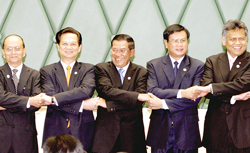 Thủ tướng Nguyễn Tấn Dũng (thứ hai từ trái sang) và lãnh đạo các nước dự Hội nghị Cấp cao CLMV 5.
