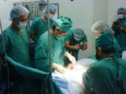 kíp phẫu thuật của Bệnh viện Ngoại khoa và Chấn thương Chỉnh hình STO Phương Đông đang thực hiện một ca phẫu thuật điều trị khuyết tật vận động