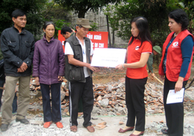 Đại diện Tỉnh Hội CTĐ trao tiền hỗ trợ cho gia đình ông Cao Xuân Mịch