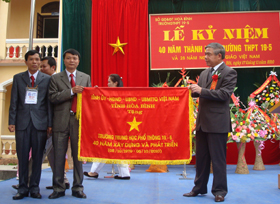 Đồng chí Bùi Ngọc Đảm, Phó Chủ tịch Thường trực UBND tỉnh trao tặng trường THPT 19/5 cờ lưu niệm của Tỉnh uỷ, HĐND, UBND, UBMTTQ tỉnh.