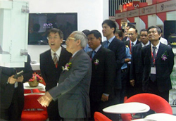 Đoàn quan khách cao cấp thăm quan 1 gian hàng tại triển lãm (ảnh: BM).

