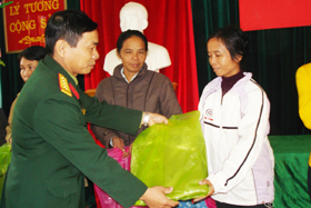 Cán bộ giáo viên, CNVC quốc phòng trường Quân sự tỉnh đã vận động quyên góp 80 bộ quần áo tặng cho các hộ nghèo của xã Toàn Sơn (Đà Bắc) và Yên Mông (TP Hòa Bình).