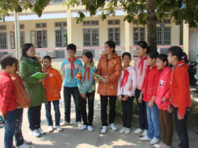 Thầy và trò trường THCS Dân Hòa (Kỳ Sơn)  trao đổi kinh nghiệm giảng dạy và học tập.