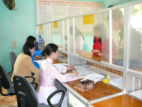Nhân dân đến giao dịch tại bộ phận một cửa UBND huyện Lạc Thuỷ