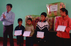 Đoàn công tác TƯ Đoàn tặng quà cho học sinh nghèo vượt khó của xã Dân Chủ (TPHB)