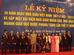 2 Nhà giáo ưu tú với Bộ trưởng Bộ GD-ĐT Phạm Vũ Luận.