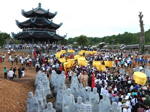 Đông đảo phật tử và du khách đến cung nghinh Ngọc Xá Lợi Phật tại chùa Bái Đính (Ninh Bình).