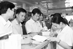 Cán bộ thanh tra y tế đang kiểm tra giá thuốc tại Hà Nội.          
