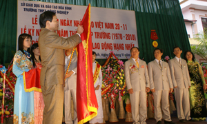 Thừa ủy quyền của Chủ tịch nước, đồng chí Bùi Văn Cửu, Phó Chủ tịch UBND tỉnh gắn Huân chương Lao động hạng Nhất lên lá cờ truyền thống của trường THPT Công Nghiệp.