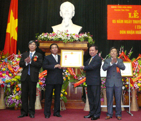 Thừa ủy quyền, đồng chí Bùi Văn Tỉnh, Chủ tịch UBND tỉnh trao Huân chương Lao động hạng Nhất cho ngành Thanh tra tỉnh