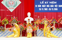 Học sinh trường THPT chuyên Hoàng Văn Thụ biểu diễn văn nghệ chào mừng kỷ niệm ngày nhà giáo Việt Nam 20/11