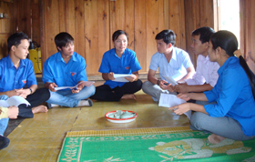 Đoàn thanh niên thị trấn Cao Phong quan tâm, tuyên truyền các chủ trương, chính sách của Đảng, Nhà nước tại các buổi sinh hoạt Chi bộ.