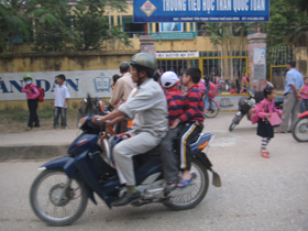 Không đội mũ bảo hiểm cho trẻ vẫn diễn ra phổ biến trên địa bàn thành phố Hòa Bình.