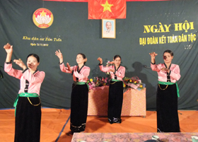 Tiết mục văn nghệ tự biên, tự diễn của nhân dân xóm Tân Tiến trong ngày hội đại đoàn kết toàn dân tộc năm 2010.