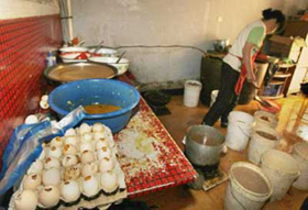 Những con gà chết được dùng làm trứng vịt lộn