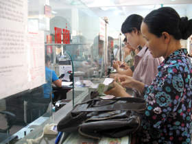 Ngân hàng NN&PTNT huyện Lạc Thủy tích cực huy động tiền gửi trong dân cư.