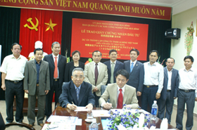 Đồng chí Quách Thế Hùng, PCT UBND tỉnh và lãnh đạo các sở, ngành chứng kiến lễ ký giữa Công ty CP BĐS An Thịnh Hòa Bình với công ty TNHH Almine Việt Nam.