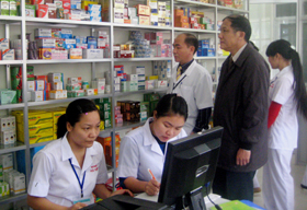 Ông Nguyễn Mạnh Hùng - Phó giám đốc Sở Y tế kiểm tra tình hình kinh doanh tại nhà thuốc Hà Việt (P. Đồng Tiến- TP. Hòa Bình)