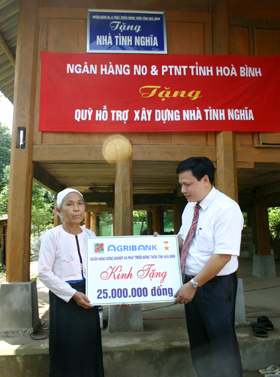 Lãnh đạo Ngân hàng NN&PTNT tỉnh trao nhà tình nghĩa cho bà Bùi Thị Địn ở xóm Chảo, xã Địch Giáo (Tân Lạc)