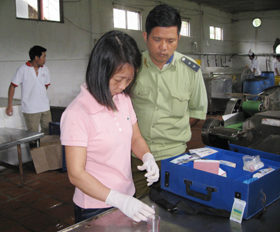 Cán bộ đoàn kiểm tra liên ngành thử test nhanh nguyên liệu dùng trong sản xuất măng tại Công ty Cổ phần nông - lâm sản Kim Bôi (Thanh Nông, Lạc Thuỷ)
