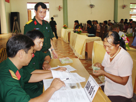 Ban CHQS huyện Đà Bắc tổ chức chi trả chế độ cho các đối tượng theo Quyết định 142 của Thủ tướng Chính phủ.