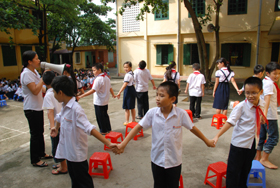 Cô và trò trường tiểu học Lê Văn Tám trong các buổi học chơi trò chơi dân gian.
