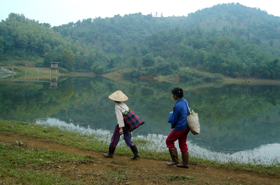 Nước cạn người dân có thể đi bộ dưới lòng hồ Đồng Gạo, xã Thống Nhất (thành phố Hoà Bình).