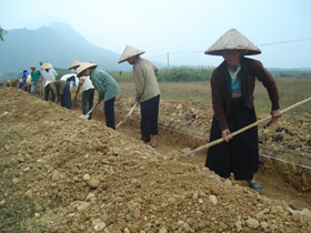 Nhân dân xóm Mè và xóm Đồng Chanh, xã Tu Lý (Đà Bắc) thi công tuyến kênh mương bằng vật liệu nhựa phế thải.
    
