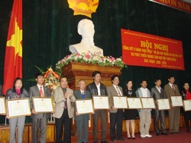 Đồng chí Quách Thế Hùng, Phó Chủ tịch UBND tỉnh trao Bằng khen của UBND tỉnh cho các tập thể, cá nhân có thành tích xuất sắc trong công tác xây dựng xã hội học tập giai đoạn 2005- 2010.