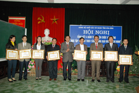 Lãnh đạo Đảng uỷ Khối các cơ quan tỉnhtrao tặng giấy khen cho các tập thể có nhiều thành tích xuất sắc trong cuộc vận động.