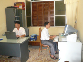 Cán bộ, công chức huyện Lạc Sơn ứng dụng CNTT trong việc chuyên môn.