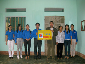 Đoàn Thanh niên Chi nhánh xăng dầu Hoà Bình và Thành Đoàn TPHB trao nhà nhân ái cho gia đình anh Hà Văn Nhu, xóm Cang 2, xã Hoà Bình.