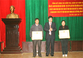 Lãnh đạo Huyện ủy Kim Bôi trao giấy khen cho các Đảng ủy làm tốt công tác kiểm tra, giám sát năm 2010.