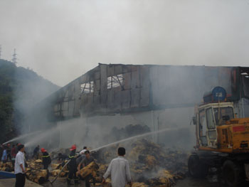 Hiện trường vụ cháy tại kho chứa sản phẩm của Công ty TNHH Minh Nguyên.
