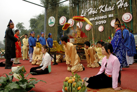 Ông mo làm lễ trong Lễ hội Khai hạ Mường Bi năm 2010.