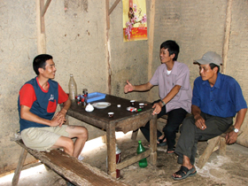 Đội hoạt động xã hội tình nguyện xã Tử Nê (Tân Lạc) tuyên truyền về tác hại của ma túy và công tác phòng ngừa, động viên người nghiện tái hòa nhập cộng đồng.