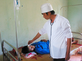 Cán bộ trạm y tế xã Yên Thượng chăm sóc sức khỏe nhân dân