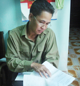 Ông Đinh Văn Liệu, xóm Tráng, xã Bình Thanh (Cao Phong) bên lá đơn kêu cứu gửi đến các cơ quan chức năng.