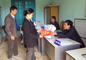 Cán bộ tư pháp xã Bắc Phong (Cao Phong) thực hiện công tác đăng ký, quản lý hộ tịch cho người dân