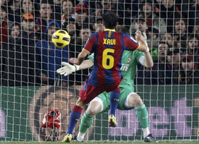 Xavi đưa Barcelona vượt lên dẫn trước từ khá sớm


