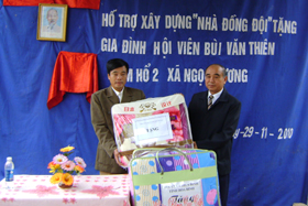 Đ/c Đỗ Công Mùi, Phó Chủ tịch TƯ hội CCB Việt Nam tặng quà cho gia đình ông Bùi Văn Thiên.